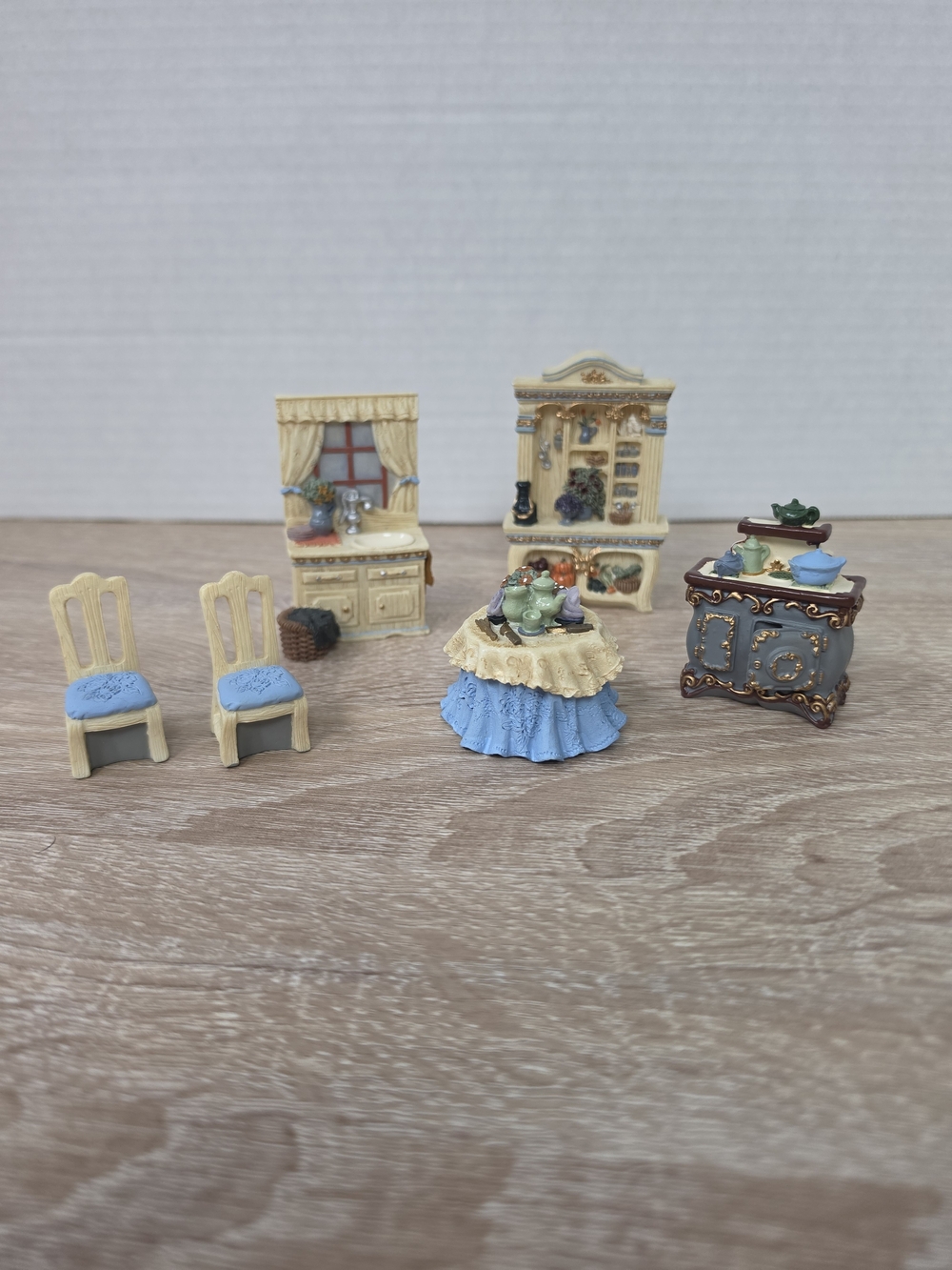 Avon Victorian Memories Kitchen 1:24 Miniature Furniture Collectible Set 2001